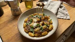 Gnocchi in padella con ragù e provola affumicata: pronti in 10 minuti, senza lessarli