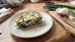 Frittata di asparagi alta e morbida: il trucco per cuocerla uniforme in padella
