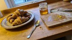 Cornetti integrali al miele: soffici, profumati al limone e lucidi appena sfornati