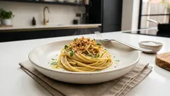 Spaghetti ammollicati con acciughe: cremosi, sapidi e con mollica croccante