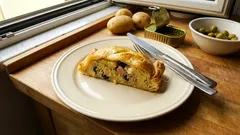 Polpettone di patate e tonno in crosta: morbido dentro, sfoglia dorata fuori