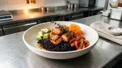 Poke bowl con riso venere e salmone marinato: fresca, completa e facile da preparare