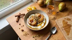 Pere caramellate allo sciroppo di cannella: servile tiepide su yogurt e pistacchi
