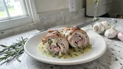 Involtini di vitello con prosciutto e formaggio: pronti in 10 minuti, con sughetto al vino