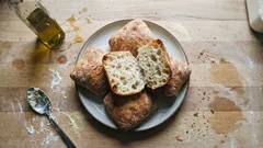 Ciabattine senza impasto: crosta croccante e mollica alveolata con ciotola e cucchiaio