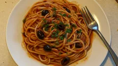 Pasta alla puttanesca veloce: sugo pronto in 10 minuti con olive, capperi e acciughe