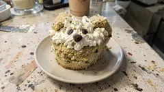 Torta a forma di cane con crema al pistacchio: facile da preparare, bellissima da servire