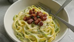 Tagliatelle paglia e fieno con pancetta e panna: cremose come in trattoria