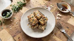 Tofu marinato alle erbe in padella: croccante fuori e saporito dentro