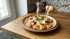 Gnocchi alla sorrentina: sugo veloce, mozzarella filante e 10 minuti di forno