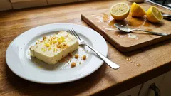 Semifreddo al limone senza cottura: cremoso e profumato, perfetto da fare in anticipo