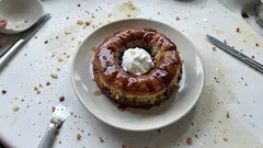 Savarin al rum soffice e ben bagnato: la ricetta passo passo