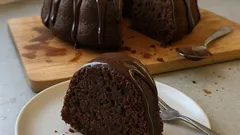 Torta triplo cioccolato soffice: cacao, fondente e gocce nello stesso impasto